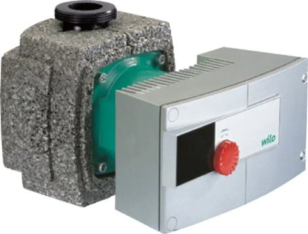 BOSCH Pumpe mit grauem Gehäuse und integriertem Steuergerät, ausgestattet mit einem roten Regelknopf und einer Anschlussöffnung für Rohrleitungen.